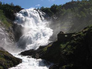 800px-Waterfall_in_Norway