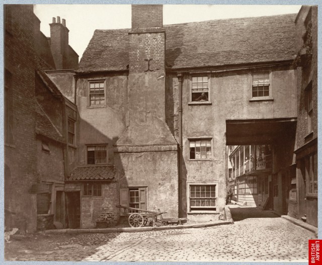 queensheadinnyardlm0