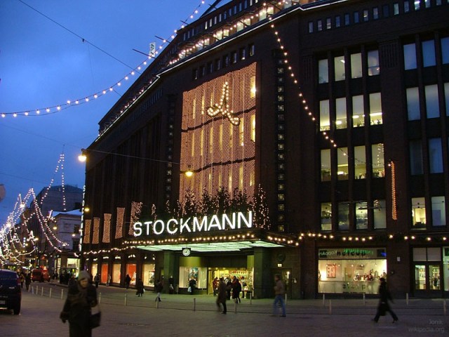 Stockmann_department_store_in_Helsinki_at_dawn_in_December_2004