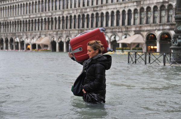 tourist-suitcase-venice-flooding_61188_600x450
