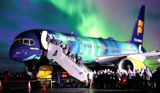 hekla-aurora-exterior-night