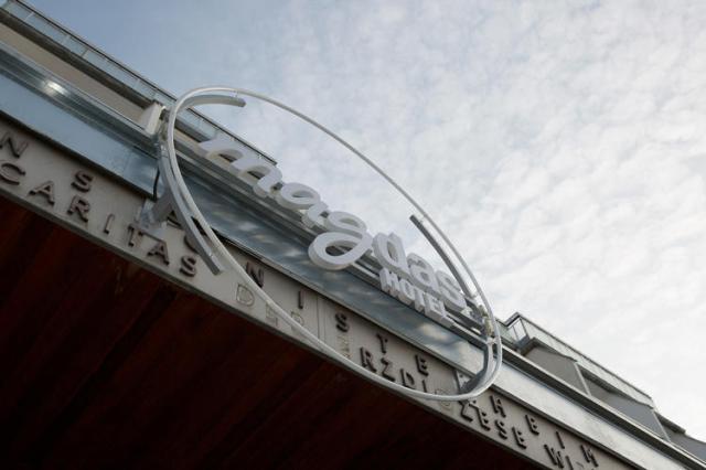 3044932-slide-s-2-magdasinbetrieb19feb0087lr