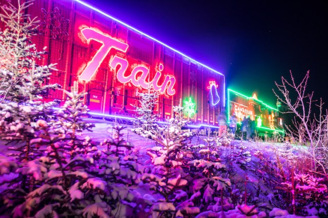 neil-zeller-photography-holiday-train-1