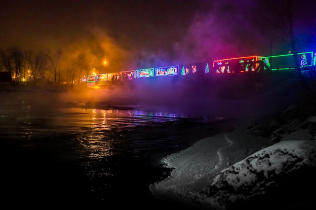 neil-zeller-photography-holiday-train-11